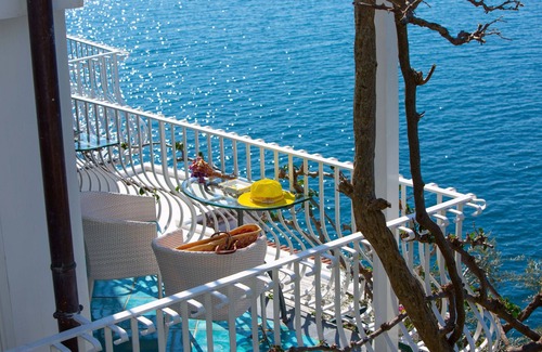 Arienzo Villa | AMORE RENTALS - Villa Le Sirene with Outdoor Jacuzzi and Sea View