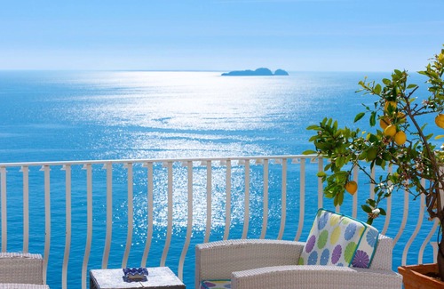 Arienzo Villa | AMORE RENTALS - Villa Le Sirene with Outdoor Jacuzzi and Sea View