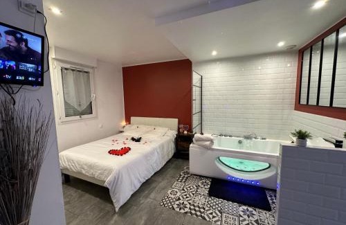 Golfe Juan Apartment | Amour Azur Appartement pour 2 avec jacuzzi et terrasse à 2 minutes de la mer