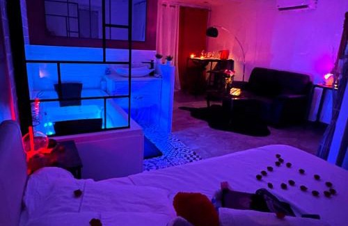 Golfe Juan Apartment | Amour Azur Appartement pour 2 avec jacuzzi et terrasse à 2 minutes de la mer