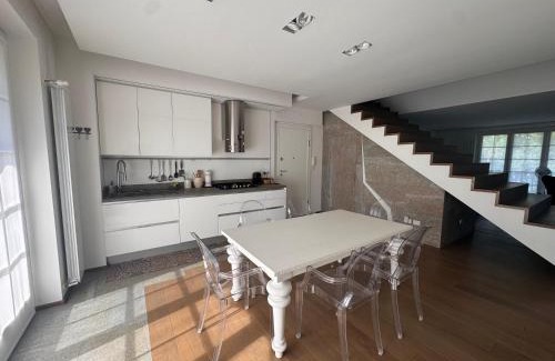 Fubine Apartment | Ampio Appartamento con vista lago, sauna e camino Golf club Margara