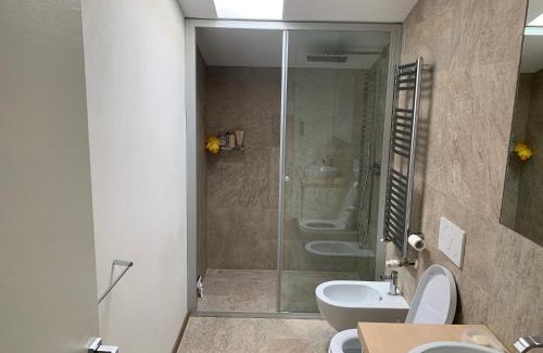 Fubine Apartment | Ampio Appartamento con vista lago, sauna e camino Golf club Margara