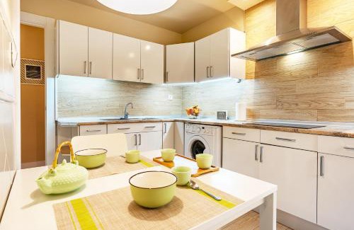 Cervantes Apartment | Amplio y Céntrico, Ubicacion Tranquila, Calefacción central, jardines, supermercados, cafeterías y todos los servicios en el corazón de la ciudad