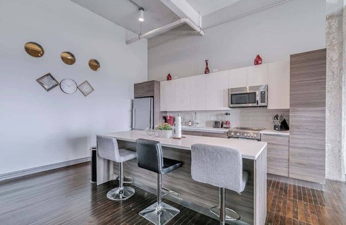 Downtown Dallas Apartment | Amyfinehouse| Breakfast+Valet+Steps to Attractions