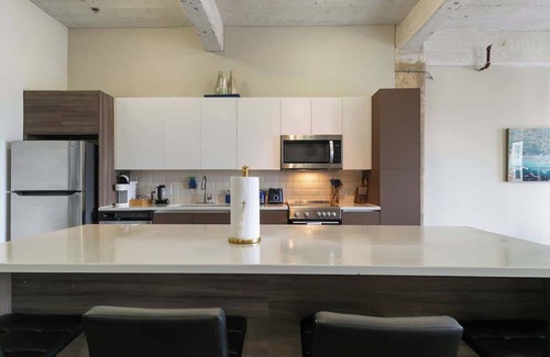 Downtown Dallas Apartment | Amyfinehouse | Free Breakfast for 8 Guests + Valet