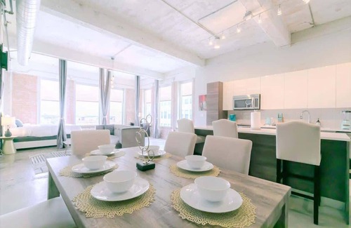 Downtown Dallas Apartment | Amyfinehouse | Spacious 3BR + Breakfast for 8 + Valet