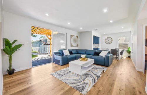 Reseda House | An amazing full house with a pool