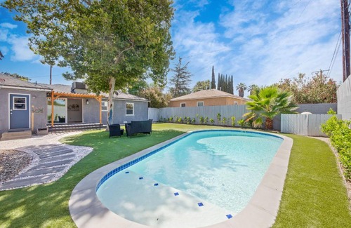 Reseda House | An amazing full house with a pool