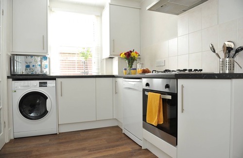 Cheltenham Cottage | An apartment that sleeps 4 guests in 1 bedroom