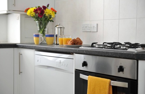 Cheltenham Cottage | An apartment that sleeps 4 guests in 1 bedroom