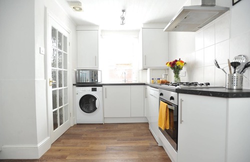 Cheltenham Cottage | An apartment that sleeps 4 guests in 1 bedroom