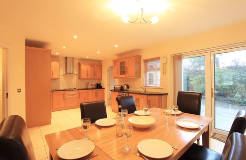 Kenmare House | An ardmullen 3 bed oak that sleeps 6 guests in 3 bedrooms