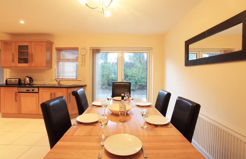 Kenmare House | An ardmullen 3 bed oak that sleeps 6 guests in 3 bedrooms