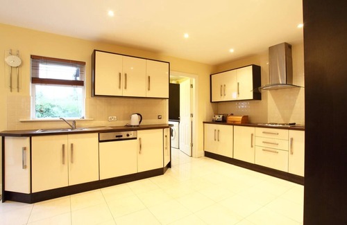 Kenmare House | An ardmullen 3 bed walnut that sleeps 6 guests in 3 bedrooms