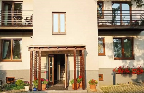 Brynow Apartment | An Atmospheric, Conveniently Located Studio With a Free Parking Spot