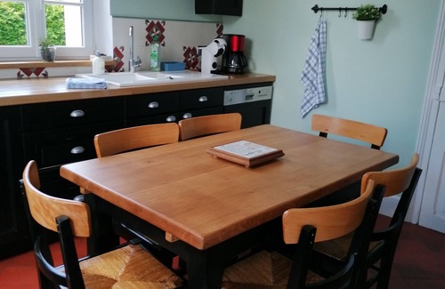Lorris House | An authentic stay in a quiet area 5 minutes from shops, Maison Cléophée 1900
