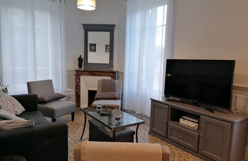 Lorris House | An authentic stay in a quiet area 5 minutes from shops, Maison Cléophée 1900