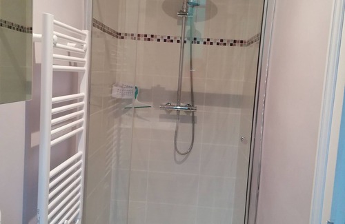 Lorris House | An authentic stay in a quiet area 5 minutes from shops, Maison Cléophée 1900