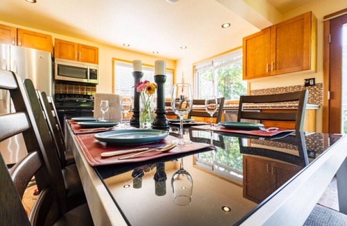 Nelson Cottage | An elegant retreat overlooking beautiful Kootenay Lake, Hot Tub, 4 Queen Beds