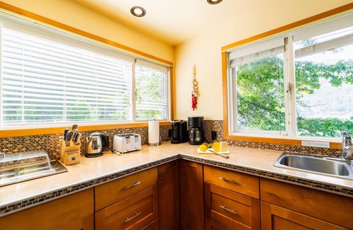 Nelson Cottage | An elegant retreat overlooking beautiful Kootenay Lake, Hot Tub, 4 Queen Beds