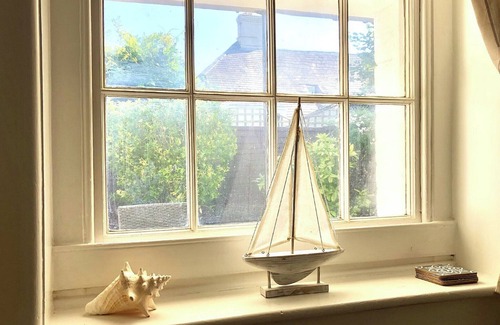 Felpham Cottage | An original Coastguard’s Cottage with private access to the beach.