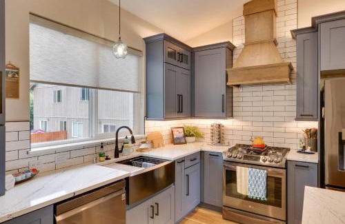 Sand Lake Apartment | Anchorage Apartment with a View about 3 Mi to Airport