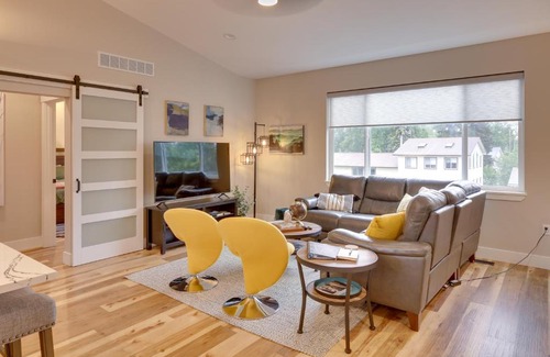 Sand Lake Apartment | Anchorage Apartment with a View about 3 Mi to Airport