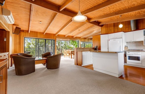 Metung House | Anchorage Views - Indulge in the ultimate coastal getaway at Anchorage Views