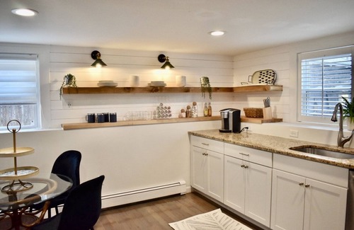 Hull House | Anchors Away Inn 2 Br Apt 1 min walk to the Beach King & Queen