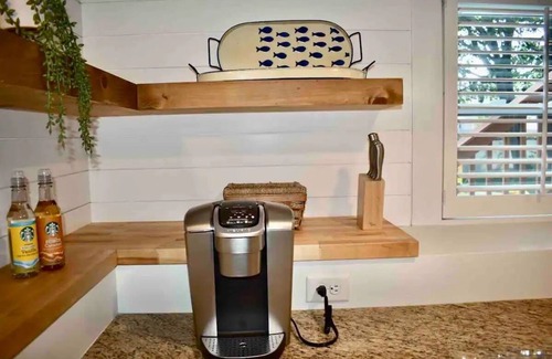 Hull House | Anchors Away Inn 2 Br Apt 1 min walk to the Beach King & Queen
