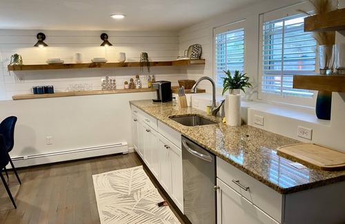 Hull House | Anchors Away Inn 2 Br Apt 1 min walk to the Beach King & Queen