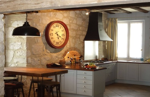 Issigeac Villa | Ancient, fully restored, 13th century medieval village house with garden & patio