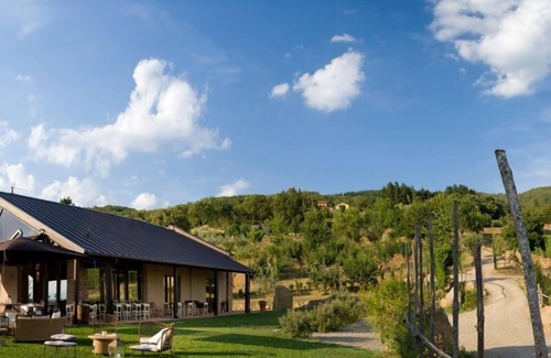 Arezzo Villa | Ancient stone and brick farmhouse set on high hills enjoying a wonderful view over the city of Arezz