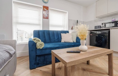 Liverpool Apartment | Anfield Access | Kitchen | With Sofa Bed | Parking