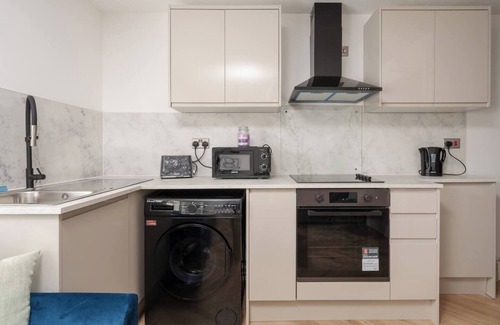 Liverpool Apartment | Anfield Access | Kitchen | With Sofa Bed | Parking