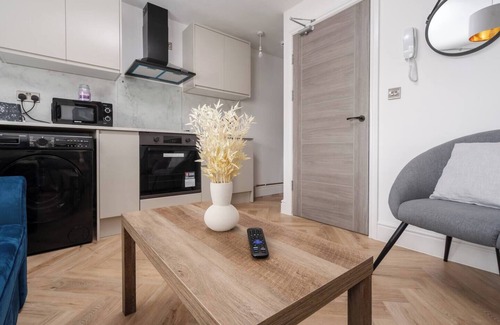 Liverpool Apartment | Anfield Access | Kitchen | With Sofa Bed | Parking