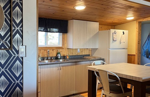 Borden-Carleton Cottage | Angela’s Cottage by the sea- steps away from private beach!