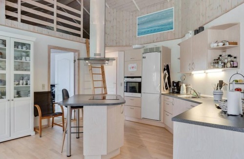 Hou House | "Anjetta" - from the sea by Interhome