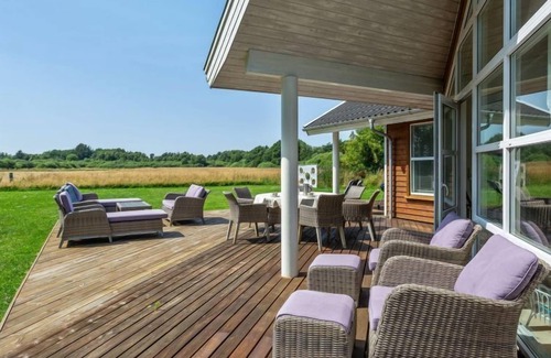 Hou House | "Anjetta" - from the sea by Interhome