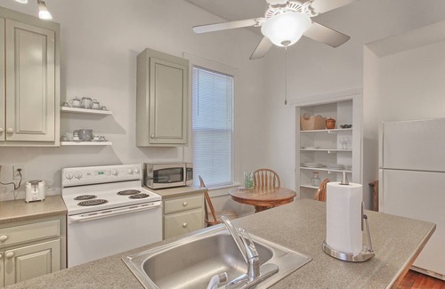 Wilmington Apartment | Ann Street Victorian - Arts and Antiques District