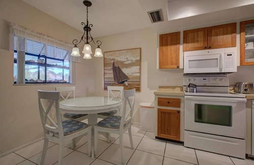 Bradenton Beach Apartment | Anna Maria Island Beach Palms 6B