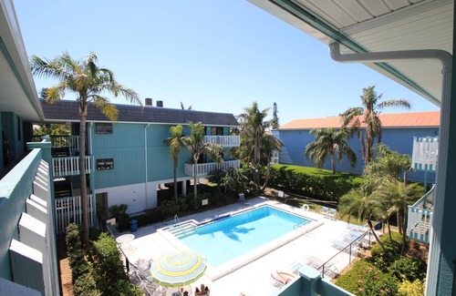 Bradenton Beach Apartment | Anna Maria Island Beach Palms 6B