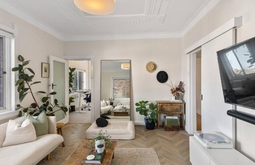 Wollongong CBD Apartment | Annie's Escape - Elegant Coastal Style by the Beach