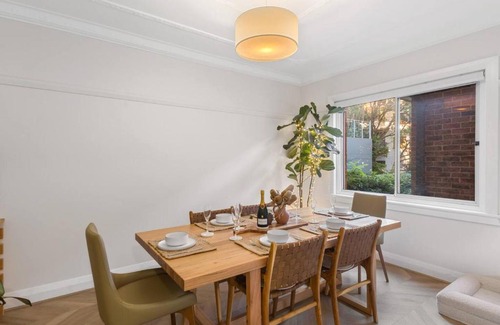 Wollongong CBD Apartment | Annie's Escape - Elegant Coastal Style by the Beach