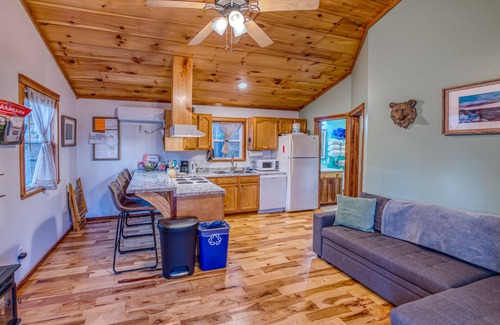 Harrison Cabin | Antenna Pine Cabin - Hikers Paradise, Hikers Paradise with cell phone reception and wifi