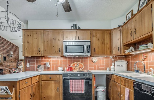 Midwest City House | Antique Retreat w/ Hot Tub - Step back in time and unwind / Sleeps 5+1
