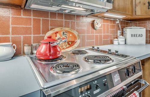 Midwest City House | Antique Retreat w/ Hot Tub - Step back in time and unwind / Sleeps 5+1