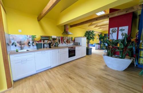 Prebuch Apartment | Anton's bunte Welt (100 m², Parkplatz, Garten und viel mehr)