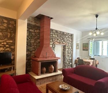 Oichalia Apartment | Antonia's Rustic Retreat