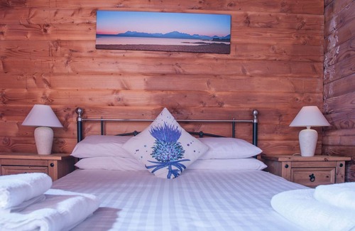 Armadale Ski Chalet | Antrim Lodge - a cabin that sleeps 5 guests in 3 bedrooms